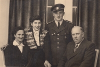 Zleva matka Zdeňka Mervartová, sestra Zdeňka, Josef Mervart a otec Josef Mervart, 1952.