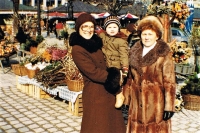 Lenka Pěchová with her mum, in emigration, Munich 1981