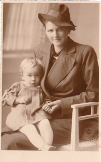 Marie Princová Dudová with her mother