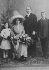 Antonín Bucháček and Anna Bucháčková (née Fořtová) with their children