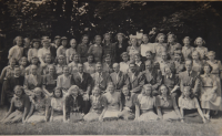 Bohumila Hofmannová (bottom row, third from the left) in the last year of elementary school in Žďár nad Sázavou
