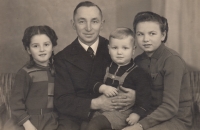 Editha (right) with her father Jindřich Wurst and his children from his second marriage, Jindřich and Herta, photo from his last visit home during the war, 1944