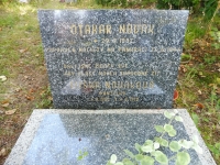 Pomník prarodičů pamětnice Otakara Nováka a jeho ženy Elišky
s nápisem: "Dali jsme životy své, aby vlast mohla svobodně žít!"