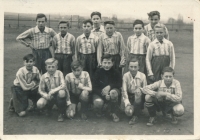 Dynamo Motol team, Jaromír Pomahač first kneeling on the left, 1952