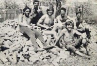 S kamarátmi počas prázdnin, začiatok 70. rokov.