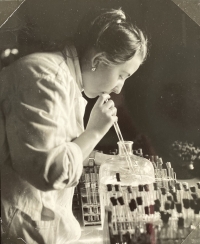 Jana Peroutková in the laboratory in 1959	