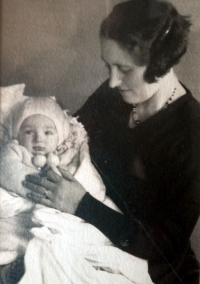 Malý Jindřich Prach s maminkou