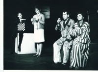 Lída (druhá zleva) v adaptaci Zahradní slavnosti, 1964