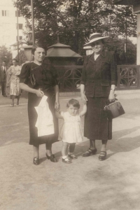 Madeleine Albright with her grandmothers Růžena Spiegelová (left) and Olga Korbelová