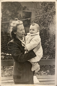Viera Fischerová as a child with her mother 