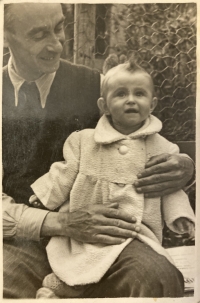 Viera Fischerová as a child with her father