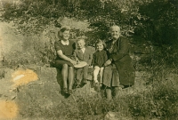 Maminka Marie Marková, bratr pamětnice Jan, sestra Marie a babička