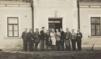 Manželé Ladislav a Anna Špičákovi (uprostřed) před rodinnou hospodou, počátek 40. let 20. století