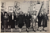 Máriin posledný Prvý máj v Mukačeve (v roku 1954). O rok neskôr im už úrady povolili presťahovať sa za otcom do Československa. Mária v baranici vľavo