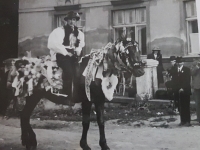 Tatínek pamětníka Antonín Pijáček jako jezdec bandéria v Ostrožské Nové Vsi, asi 1947