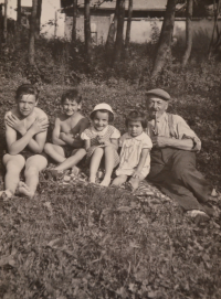 Rudolf Hegner with his grandchildren in Sázava