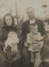 Malý František Sochora se sestrou a rodiči