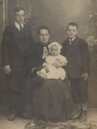 Babička Matylda Špičáková s dětmi Janem, Ladislavem a Boženou, 1917