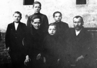 The grandmother of Drahomíra Černotová from Ostrava (in the middle of the picture), above her is her aunt Anna, who had beside other things introduced her to the Adventists  / the 1930s 