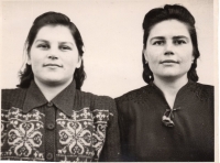 Milia Terletska and Sofiya Zirchenko (from the house of Terletski), 1950s.