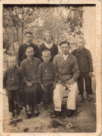family photo of the Prytula family, from left to right: 2nd row - Petro, Kateryna, Mykhailo; 1st row - Mykola, Anna from the house Pokhoday, Stepan, Vasyl. Młodów village