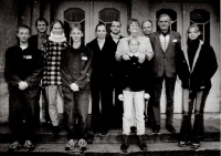 Klan rodu Hejralových, Svatava uprostřed se synem Vašíkem, vedle ní nestor rodu "Pepča" Hejral, přehlídka 2002