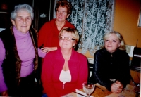 Za sociální komisi města chodila pamětnice (uprostřed) gratulovat starším občanům, zde u rodiny Blažkových, cca 2000