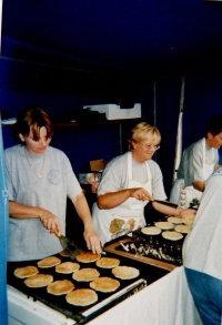 Pečení sejkor na hasičské slávě (vpravo), cca 2004
