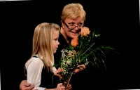 Vnučka Anička přebírá nejvyšší ocenění loutkařů za milovaného dědečka „bílého“ Pepču Hejrala, který zemřel měsíc před přehlídkou, 2010