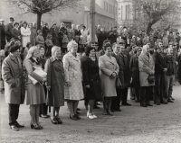 Jako hosteska souboru z Josefova Dolu, vlevo s kabelkou v ruce, při vítání před divadlem, 1977