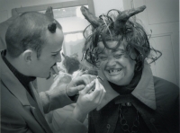 Hrátky s čertem, líčí syn Honza, role šéfky pekla Svatava Hejralová, 2005