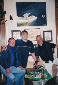 Karel Kodejška po roce 2000 na návštěvě u kreslíře a malíře Petra Urbana, vlevo bývalý skokan Rudolf Höhnl
