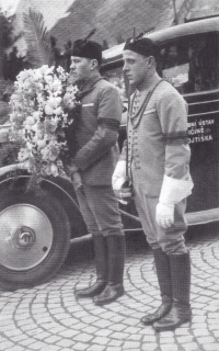 Tatínek Karla Kodejšky (vpravo) v sokolském kroji při pohřbu