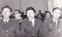 Karel Kodejška (uprostřed) během působení v Dukle Banská Bystrica, měl tehdy hodnost poručík