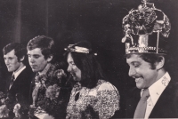 Karel Kodejška (vpravo) jako Král bílé stopy za rok 1975, vedle něj jsou zprava běžkyně na lyžích Blanka Paulů, sjezdař Bohumír Zeman a běžec na lyžích Stanislav Henych