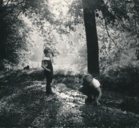 Sylvie Krobová (stojící) s kamarádkou, 1974
