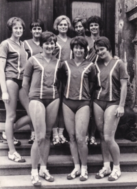 Elena Moskalová (top line, first left) with the Jiskra Jablonec team in 1966