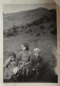 Bohumila Hofmannová (first from the left) with her brother and her older sister in Sázava