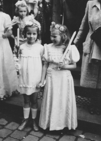 První přijímání Radany Květové (vlevo) v kostele sv. Jiljí v Praze, 9. května 1948