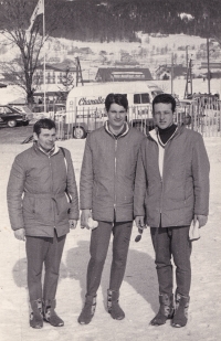 Trenér Bohouš Rázl a sdruženáři Tomáš Kučera a Ladislav Rygl na zimní olympiádě v Grenoblu 1968