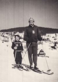Ladislav Rygl na lyžích s tatínkem v roce 1958