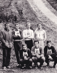 Ladislav Rygl (dole uprostřed) na závodech na umělé hmotě v Liberci - Vratislavicích v roce 1969 (foto: František Pilnay)