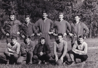 Ladislav Rygl (druhý zprava dole) na soustředění v Rožnově pod Radhoštěm v roce 1968