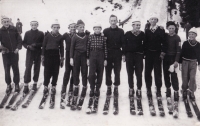 Ladislav Rygl (pátý zleva) na závodech v Harrachově zhruba v roce 1960. Třetí zleva stojí jeho budoucí reprezentační kolega Tomáš Kučera