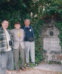Vlastimil Svoboda (první zprava) v roce 1993 v rodném Zelówě se svým strýcem a bratrancem