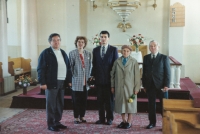 Setkání s duchovními v Zelówě. Farář a farářka, syn Jiří Svoboda a rodiče pamětníka v zelówském kostele v roce 1993