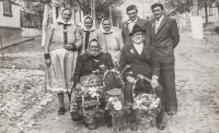 In the photo, the family of husband Venca Klepáček on the occasion of the 50th anniversary of the parents' wedding, Svatá Helena, undated