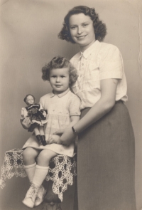 Fotografie zaslaná 27. září 1945 tatínkovi na Mírov, na které je malá Ivanka se svou maminkou. Přiložen je zde text: "Pusu ti posílají Květa a Ivanka"