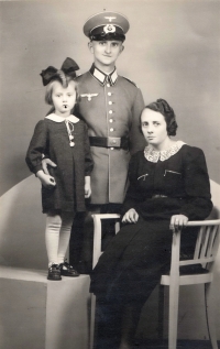 With mother and father before his departure to the front line