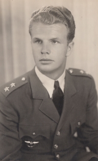 Václav Vondrovic, tatínek Ivany Kettnerové, na vojenské letecké akademii v Hradci Králové, kde studoval v letech 1945-1948